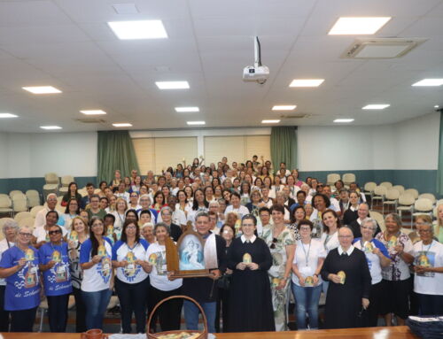 Famílias e missionários participam de retiro no Santuário de Atibaia